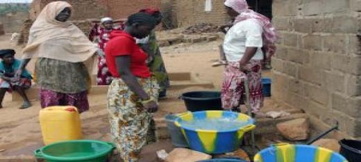 Des femmes maliennes s'approvisionnent en eau potable.