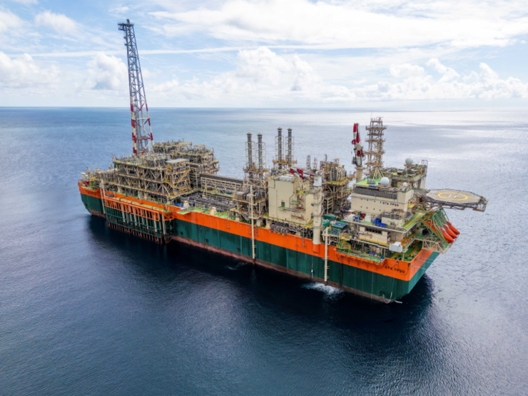 Arrivée de l’unité flottante de production, de stockage et de déchargement (FPSO  à son emplacement définitif et son amarrage  à 40 km des côtes , à une profondeur d’eau de 120.. marquant l’étape finale des réglages et essais pour le first gaz.