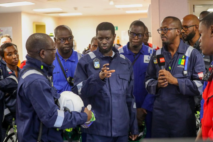 Le Président sénégalais, Diomaye Faye, effectuant une visite du FPSO.