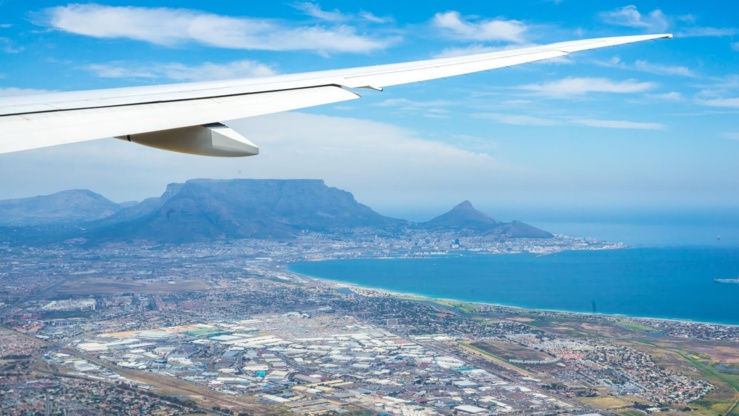 L'Afrique du Sud est bien placée pour développer un marché de carburant d'aviation durable (SAF), disposant d'un potentiel de matières premières abondant et de capacités de production importantes, ainsi que de grands aéroports tels que Cape Town International qui servent de plaques tournantes clés, facilitant les connexions en Afrique et au-delà. Photo : Adobe Stock/PnPy