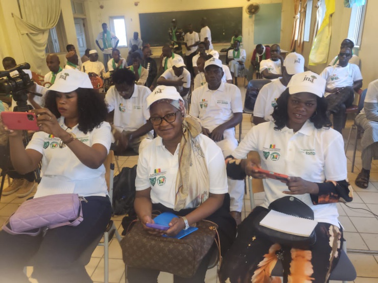 Des membres d'AJTREPE participants activement au débat sur les impacts environnementaux attendus de l'exploitation du gaz de Cayar.