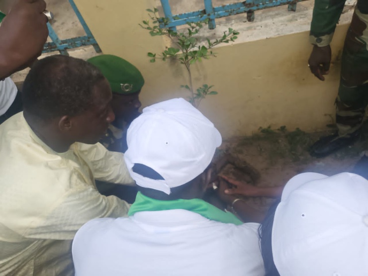 En caftan jaune, le Maire de la Commune de Kayar, M. Alioune Ndoye, procédant à la plantation symbolique du Terminalia Mantaly, appelé aussi l’arbre à étage, dans l’enceinte de l’Hôtel de ville, en présence des Agents des Eaux et Forêts, des Agents des Aires marines protégées et des membres d’AJTREPE.