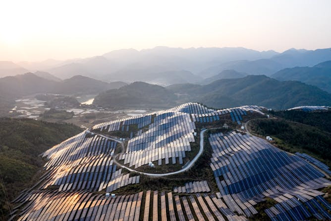 Une centrale solaire sur une montagne de la province du Fujian, en Chine. zhihao/GettyImages