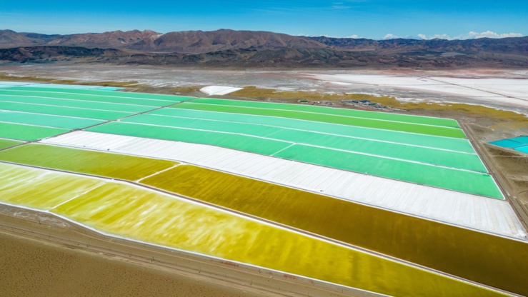 © Shutterstock/ Freedom_wanted | Champs de lithium dans le nord de l'Argentine. Ce minéral est couramment utilisé pour les batteries des véhicules électriques, les appareils mobiles et le stockage de l'énergie à l'échelle du réseau.