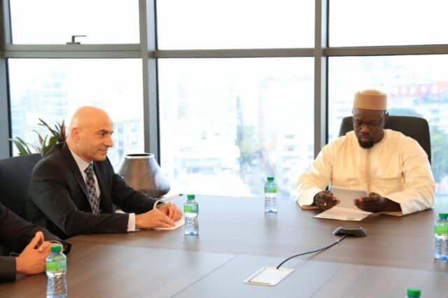 A gauche, Edward Gemayel du FMI en séance de travail avec le premier ministre sénégalais, Ousmane Sonko.