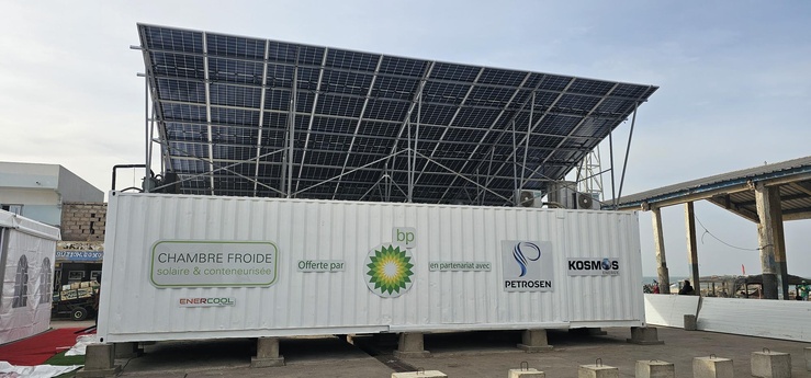 L’opérateur britannique et ses partenaires, Kosmos Energy et PETROSEN, ont installé des conteneurs frigorifiques solaires à Saint-Louis.