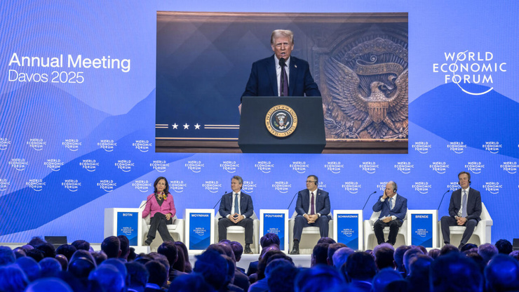 Le président Trump annonce « la plus grande réduction d’impôt de l’histoire américaine » lors de son discours à Davos et fait part de son intention d’intervenir de manière majeure pour réduire les prix du pétrole et les taux d’intérêt.