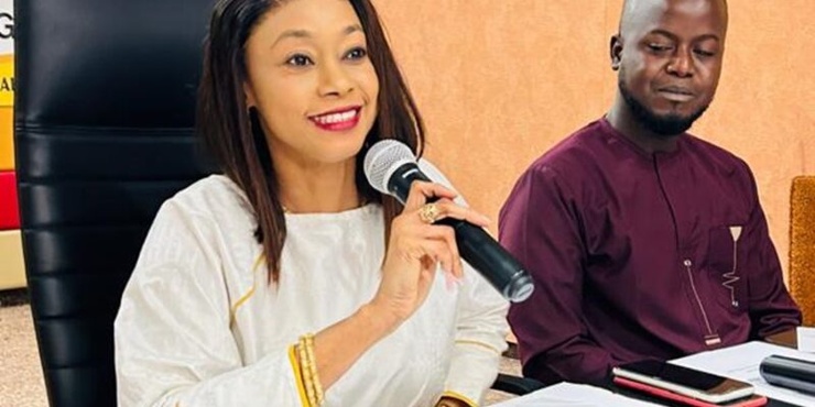 Au micro, Madame Mame Coumba NDIAYE, Directrice générale de l’Agence pour l’Économie et la Maîtrise de l’Énergie (AEME) s'exprimant lors d'un atelier sensibilisation des journalistes économiques, des ressources extractives et de l'environnement.