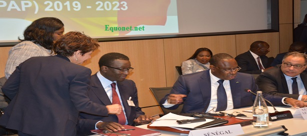 Signature d'un accord de financement pour le développement humain entre la Banque mondiale et le Sénégal, en présence du chef de l'Etat sénégalais.