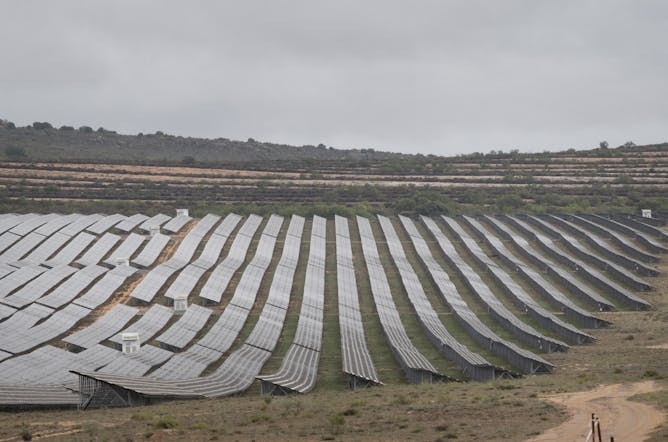 Ce parc solaire situé à Paleisheuwel, dans le Cap occidental, alimente 48 000 foyers en électricité. Rodger Bosch/AFP/Getty Images