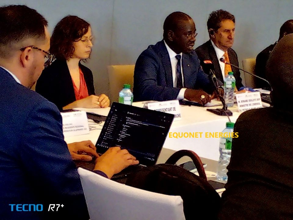 Au micro, Birame Souleye Diop, ministre sénégalais en charge de l'Energie en compagnie de , Francesco LA CAMERA, DG IRENA, à gauche.