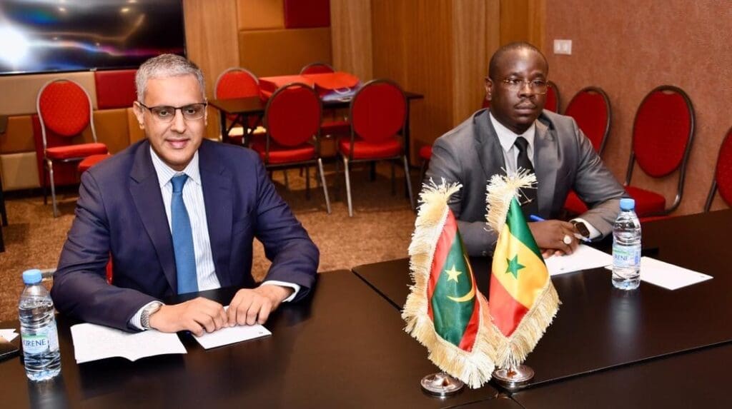 Birame Soulèye Diop, ministre sénégalais de l'Energie, du pétrole et des mines et Mohamed Ould Khaled, ministre mauritanien de l'Energie et du Pétrole.