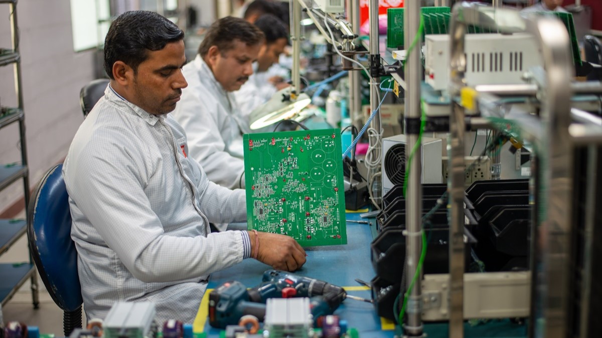 © Shutterstock/PradeepGaurs | Une usine de fabrication de circuits intégrés dans l'État de l'Uttar Pradesh, en Inde. Les mégaprojets dans le domaine des semi-conducteurs ont largement stimulé les investissements mondiaux dans les nouvelles technologies en 2024.