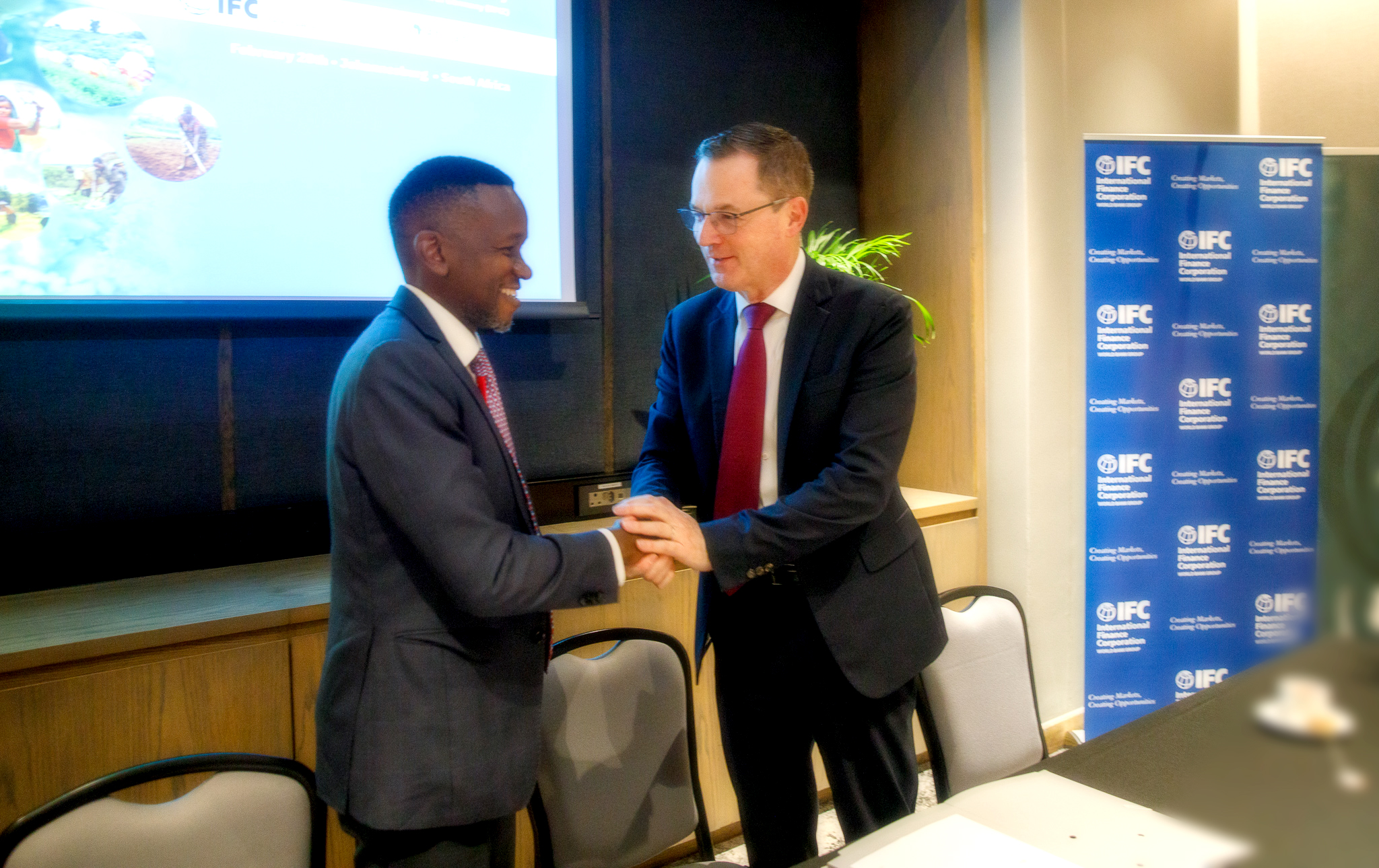 La signature a eu lieu à l’hôtel Marriott Melrose Arch de Johannesburg, en Afrique du Sud, en présence de Lesley Ndlovu, directeur général d’ARC Ltd., et de Sérgio Pimenta, vice-président régional d’IFC pour l’Afrique.