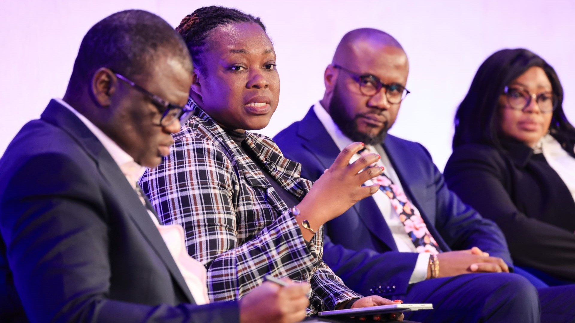 De gauche à droite : Ahmad Damcida, Dr Sheila Addo, Peter Olowononi et Uzoma Emelife, s'exprimant lors de la Semaine internationale de l'énergie 2025 Photo : Institut de l'énergie/Oliver Dixon Photography