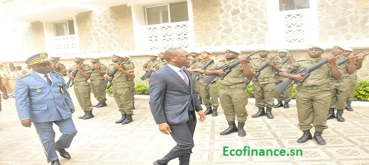 Le Dg de la douane, Papa Ousmane Guèye, derrière le ministre sénégalais en charge du Budget.